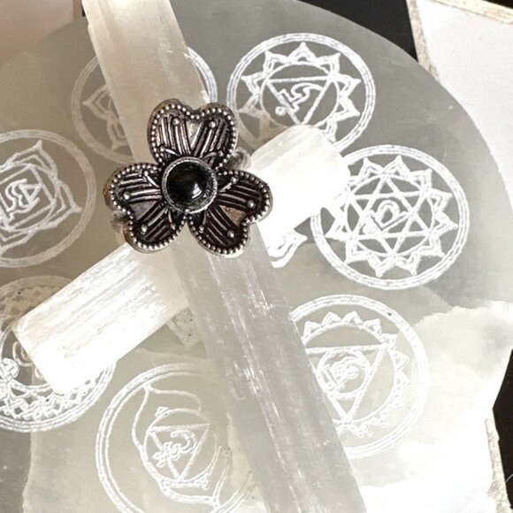 Black onyx and Silver Floral Ring - Picture 1 of 5